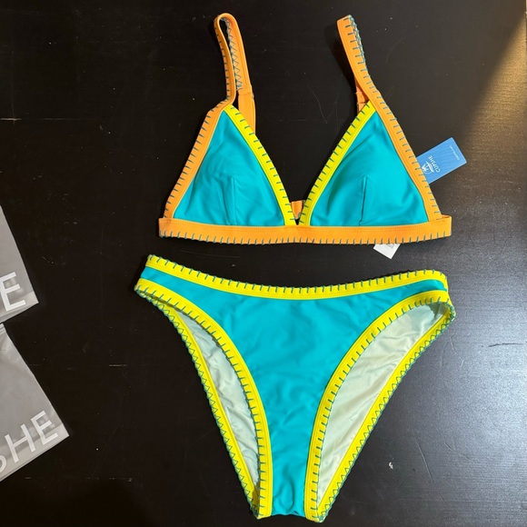 Cupshe Colorblock Triangle Top & Cheeky Bikini Set - Picture 5 of 5